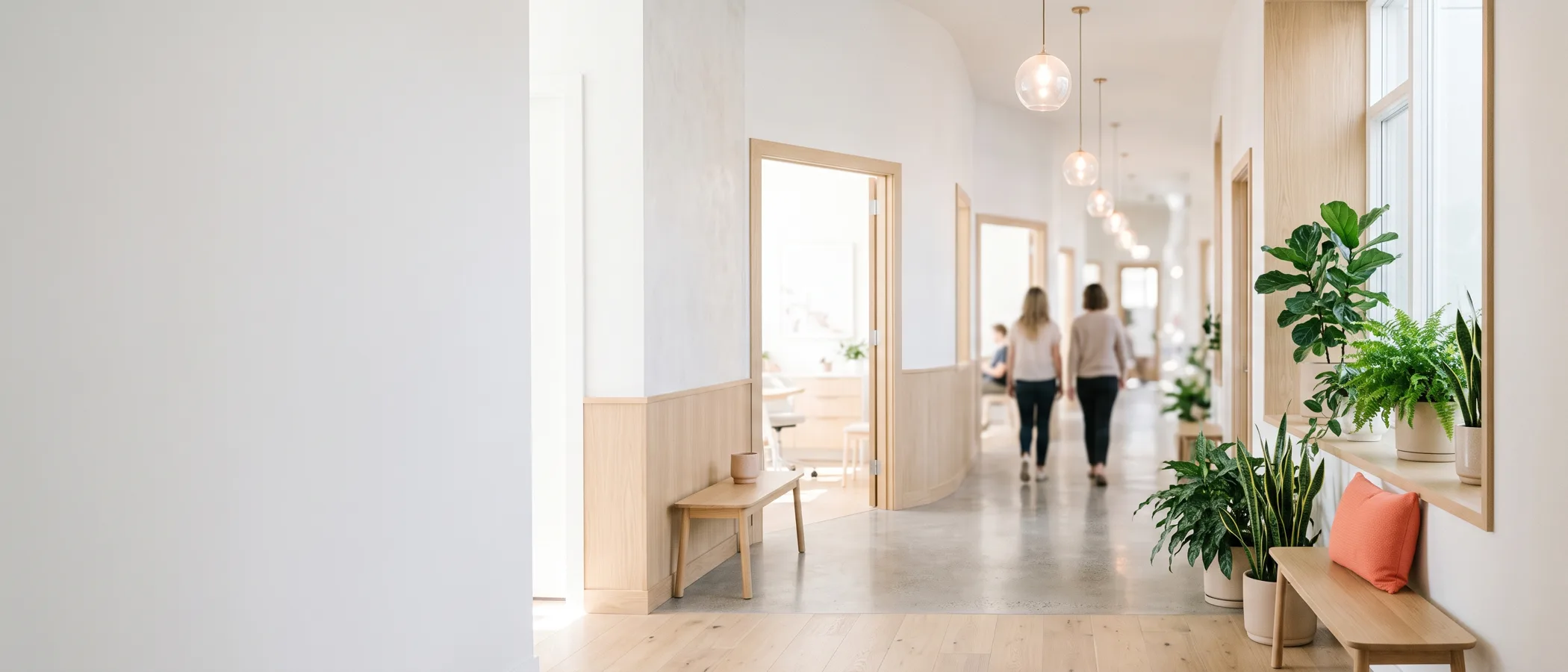 Ambiance chaleureuse dans le couloir du pôle santé